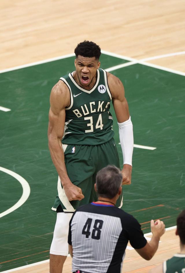 九游体育-包含最后时刻胜出引发热议！，字母哥在加拿大队比赛中战术调整观众掌声雷动的词条