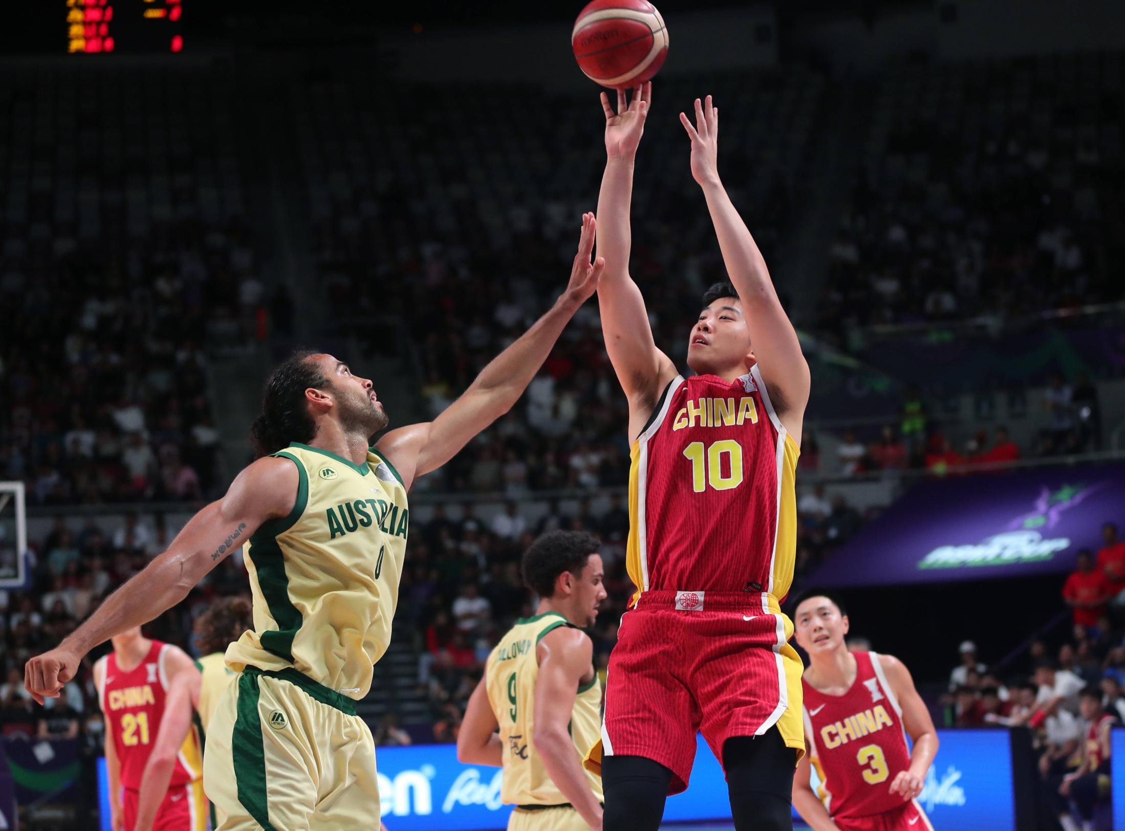 今夜深圳男篮备战英超,队长鼓劲细节曝光,引发热议,年轻球员得到机会的简单介绍 今夜深圳男篮备战英超,队长鼓劲细节曝光,引发热议,年轻球员得到机会的简单介绍